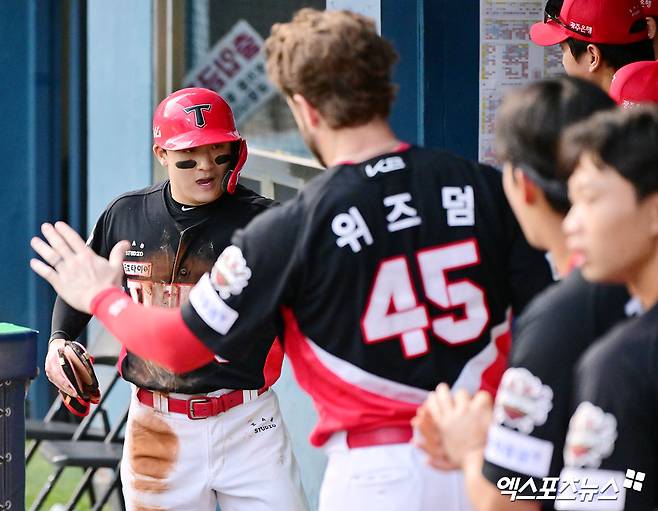 13일 오후 서울 송파구 잠실야구장에서 열린 '2025 신한 SOL Bank KBO리그' KIA 타이거즈와 LG 트윈스의 경기, 5회초 2사 1루 KIA 윤도현이 박찬호의 좌중간 안타때 득점에 성공하고 있다. 엑스포츠뉴스 DB