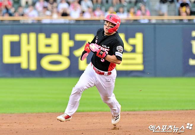 13일 오후 서울 송파구 잠실야구장에서 열린 '2025 신한 SOL Bank KBO리그' KIA 타이거즈와 LG 트윈스의 경기, 5회초 2사 1루 KIA 윤도현이 박찬호의 좌중간 안타때 홈으로 쇄도하고 있다. 엑스포츠뉴스 DB
