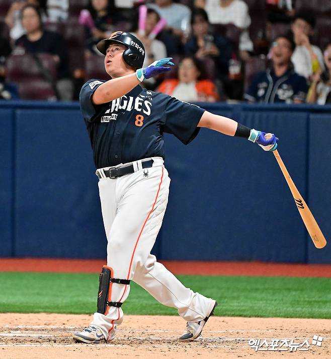 4일 오후 서울 구로구 고척스카이돔에서 열린 '2025 신한 SOL Bank KBO리그' 한화 이글스와 키움 히어로즈의 경기, 9회초 1사 한화 노시환이 솔로 홈런을 날리고 있다. 엑스포츠뉴스 DB