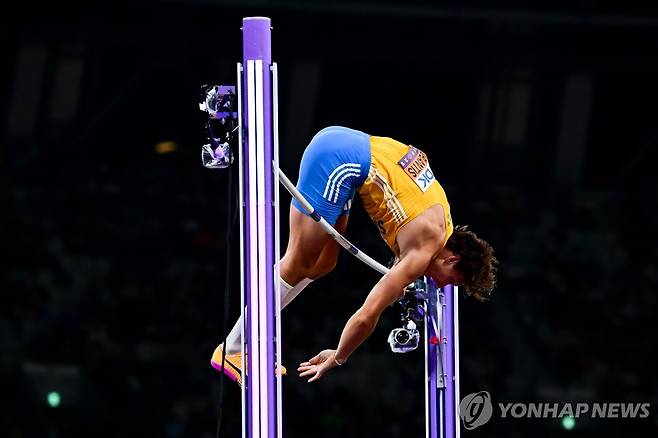 바를 넘는 듀플랜티스 (도쿄 EPA=연합뉴스) 듀플랜티스가 15일 일본 도쿄 국립경기장에서 열린 2025 세게육상선수권 남자 장대높이뛰기 결선에서 6ｍ30을 넘고 있다.