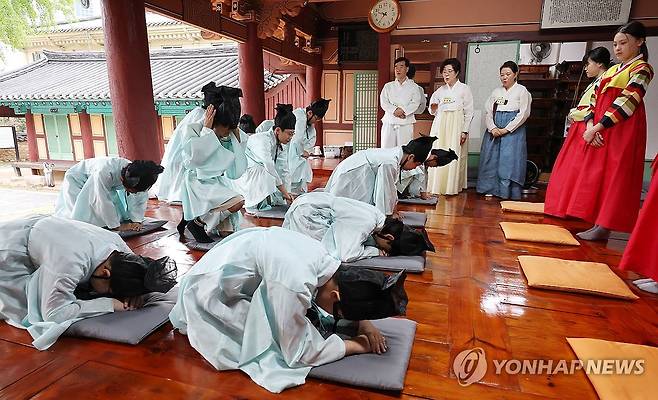 동래향교서 배례(절)배우는 초등생들 (부산=연합뉴스) 강선배 기자 = 2학기를 맞아 9일 부산 동래구 동래향교에서 열린 '청소년 인성·예절 체험교실'에서 명륜초등학교 학생들이 한복을 곱게 차려입고 배례법을 배우고 있다. 2025.9.9 sbkang@yna.co.kr