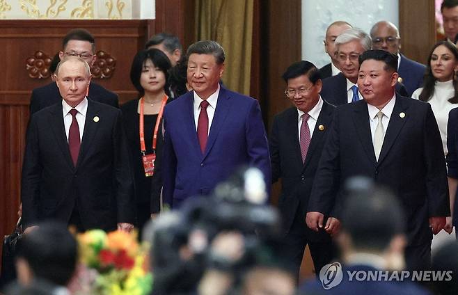 시진핑 左김정은·右푸틴…북중러정상, 66년만 한자리 망루 올라