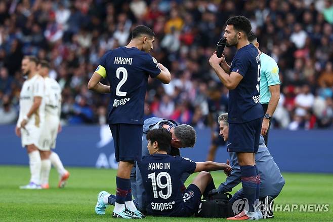 랑스전에서 발목 통증으로 주저앉은 이강인 [AFP=연합뉴스]