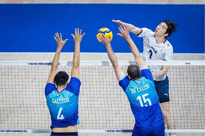 공격하는 한국 남자배구 대표팀의 허수봉(맨 오른쪽) [FIVB 홈피 캡처. 재판매 및 DB 금지]
