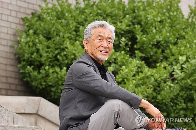 장사익, 음악 활동 30주년 기념 인터뷰 (서울=연합뉴스) 진연수 기자 = 가수 장사익이 16일 서울 중구 컨퍼런스하우스 달개비에서 진행된 30주년 기념 라운드 인터뷰에 앞서 포즈를 취하고 있다. 2025.9.16 jin90@yna.co.kr