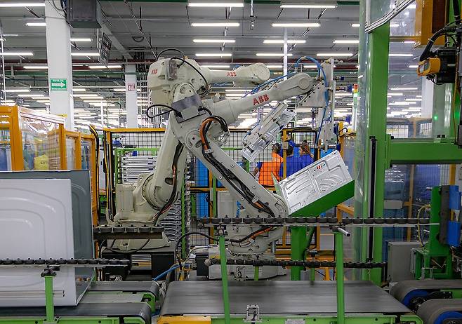 로봇과 협업하는 AI가전의 산실…삼성 멕시코 케레타로 공장 [삼성전자 제공. 재판매 및 DB 금지] photo@yna.co.kr