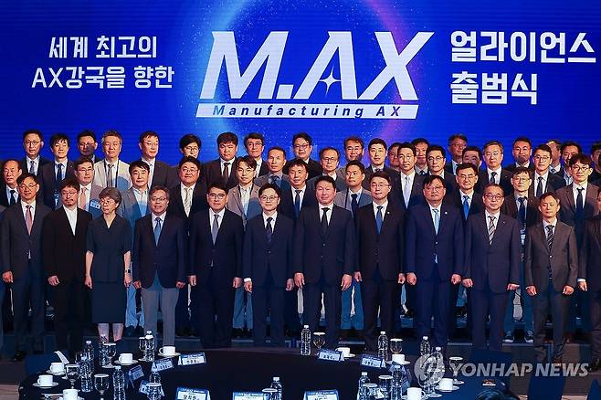 제조 AX 얼라이언스 출범식 (서울=연합뉴스) 서대연 기자 = 지난 10일 서울 중구 웨스틴조선호텔에서 열린 제조 인공지능 전환(AX) 얼라이언스 출범식에서 김정관 산업통상자원부 장관, 최태원 대한상공회의소 회장 겸 SK그룹 회장을 비롯한 참석자들이 기념사진을 찍고 있다. 2025.9.10 dwise@yna.co.kr