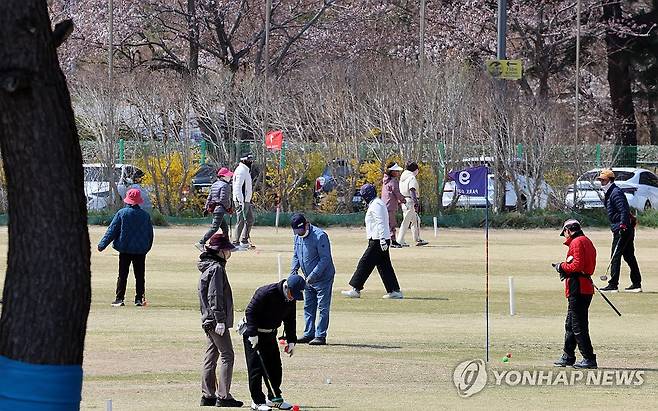 파크골프 즐기는 시민들 [연합뉴스 자료사진]