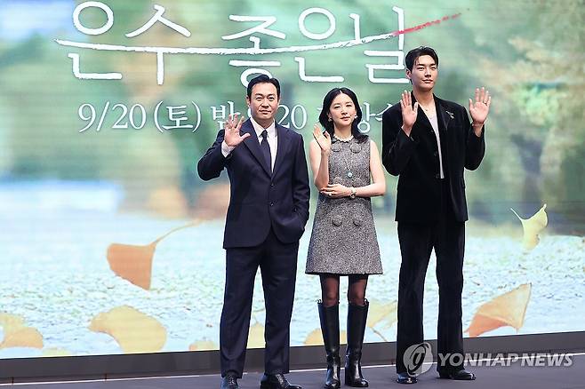 KBS 새 토일 미니시리즈 '은수 좋은 날' 주역들 (서울=연합뉴스) 진연수 기자 = 배우 박용우(왼쪽부터), 이영애, 김영광이 16일 오후 서울 구로구 더세인트에서 열린 KBS 새 토일 미니시리즈 '은수 좋은 날' 제작발표회에서 포즈를 취하고 있다. 2025.9.16 jin90@yna.co.kr