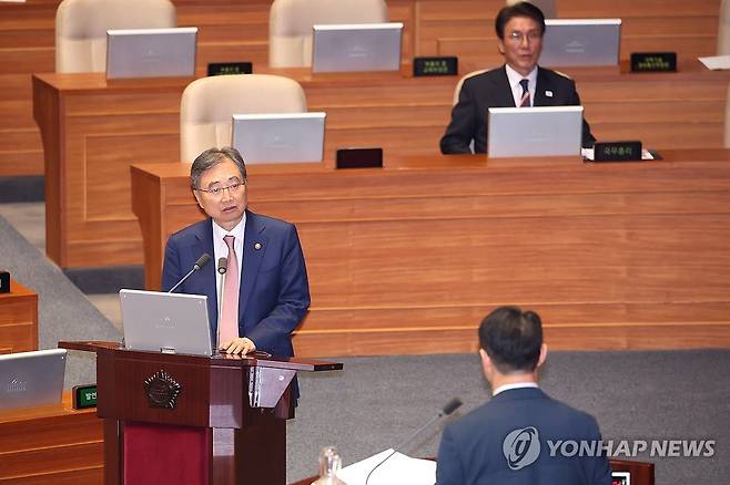 답변하는 조현 외교부 장관 (서울=연합뉴스) 김주성 기자 = 조현 외교부 장관이 16일 외교·통일·안보 분야 대정부 질문이 진행된 국회 본회의에서 한미 관세 협상과 관련한 국민의힘 김건 의원의 질문에 답하고 있다. 2025.9.16 utzza@yna.co.kr