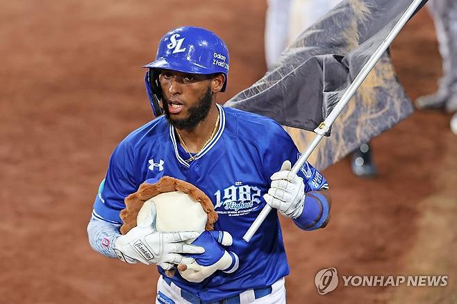 디아즈 홈런 (서울=연합뉴스) 16일 대구 삼성라이온즈파크에서 열린 프로야구 삼성과 롯데의 경기. 
    6회말 3점 홈런을 친 삼성 디아즈가 동료들과 기뻐하고 있다. 2025.9.16 [삼성라이온즈 제공. 재판매 및 DB금지] photo@yna.co.kr