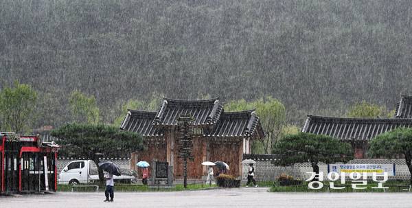 기습 폭우가 쏟아진 17일 오전 수원시 화성 행궁에서 우산을 쓴 시민들이 발걸음을 옮기고 있다. 2025.9.17 /임열수기자 pplys@kyeongin.com