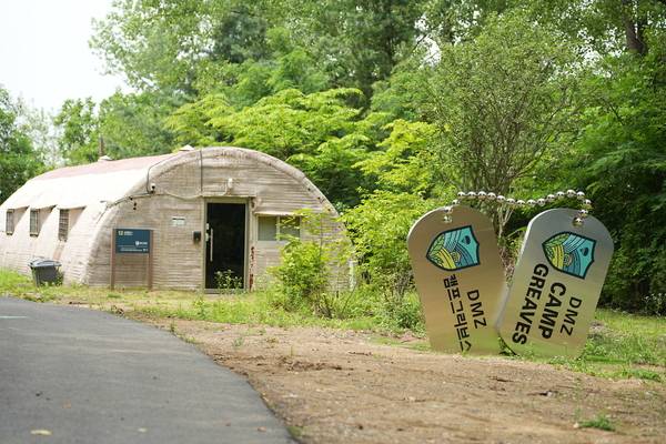 캠프그리브스 퀀셋막사 입구 조형물. /경기관광공사 제공