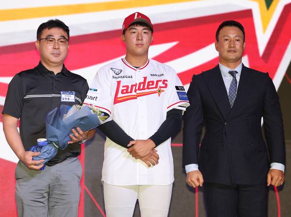 17일 서울 송파구 롯데호텔 월드에서 열린 2026 KBO 신인 드래프트에서 SSG 랜더스에 1라운드 5순위 지명을 받은 대구고 김민준(가운데)과 아버지, 김재현 SSG 랜더스 단장(오른쪽)이 포즈를 취하고 있다. 2025.9.17 /연합뉴스