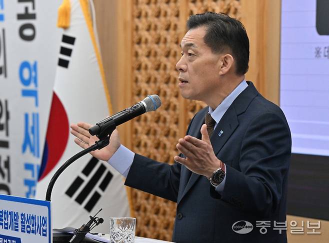 17일 오전 수원시청 중회의실에서 이재준 시장이 기자회견을 열고 &nbsp;'수원형 역세권 복합개발 활성화 사업' 내용을 발표하고 있다. 김경민기자