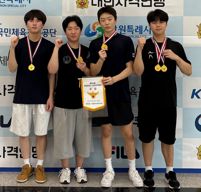 17일 경남 창원국제사격장에서 열린 제34회 경찰청장기 전국사격대회 남고부 50m 3자세 단체전서 우승한 인천체고 선수들이 기념사진을 찍고 있다. 사진=인천체육고등학교