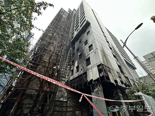 17일 오전 인천 남동구 논현동에 위치한 그랜드팰리스 호텔의 모습. 이 호텔은 2023년 화재 이후 2년 가까이 방치되다 지난 12일 재축 공사를 시작했다. 사진=장수빈 기자