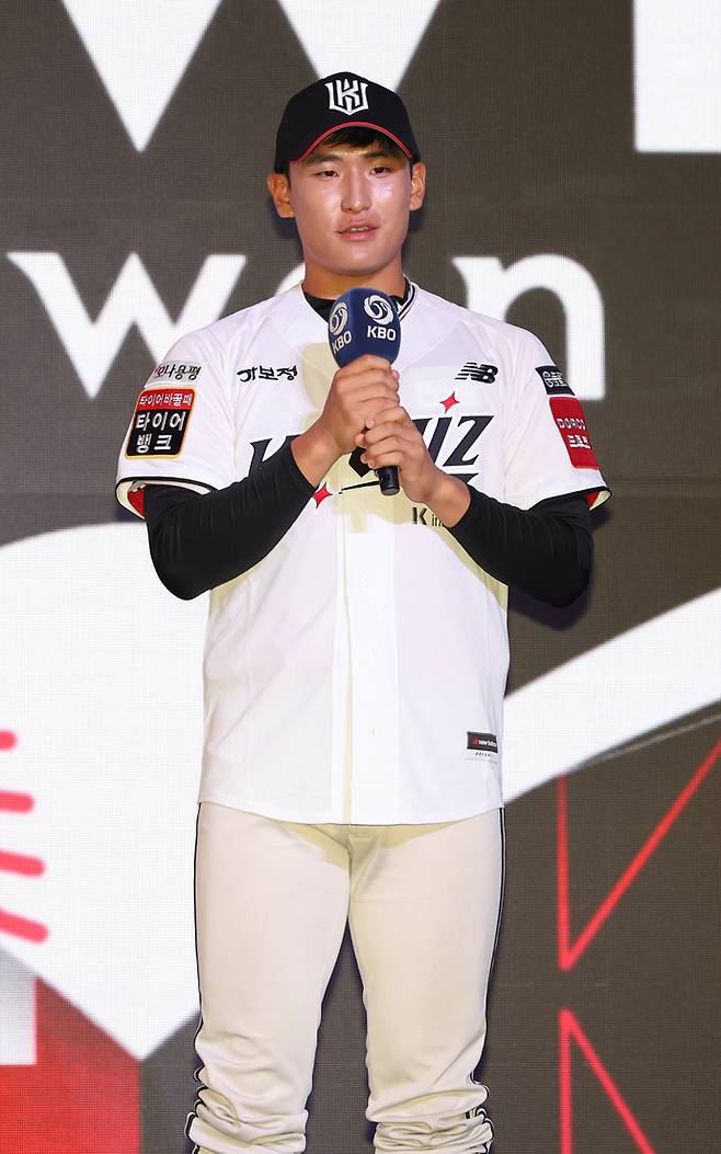 17일 서울 송파구 롯데호텔 월드에서 열린 2026 KBO 신인 드래프트에서 KT위즈에 1라운드 6순위 지명을 받은 전주고 박지훈이 소감을 말하고 있다. 연합