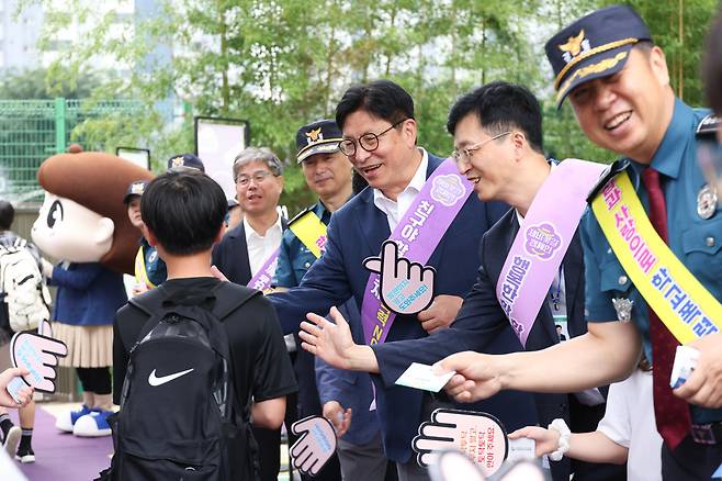 도성훈 인천시교육감은 인천연성초등학교에서 학교폭력 예방 '제비꽃길 캠페인'에 참여했다.<인천시교육청 제공>