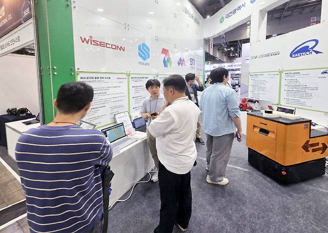 17일 경기도 고양시 킨텍스에서 열린 '2025 대한민국 안전산업박람회'에 마련된 대전 지역혁신클러스터 공동관에서 관람객들이 설명을 듣고 있다. 대전테크노파크 제공