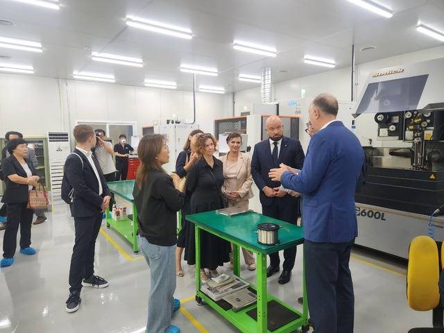 ▲ 폴란드 브로츠와프시 대표단이 17일 ㈜유진테크놀로지 생산시설을 둘러보고 있다./유진테크놀로지 제공