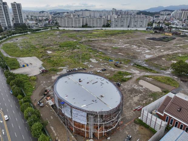 광주의 대형개발사업의 하나로 꼽히는 ‘올 뉴 챔피언스시티’가 들어설 광주시 북구 임동 옛 전방·일신방직 부지에서 모델하우스(원형건물) 조성공사가 진행되고 있다. /김진수 기자 jeans@kwangju.co.kr