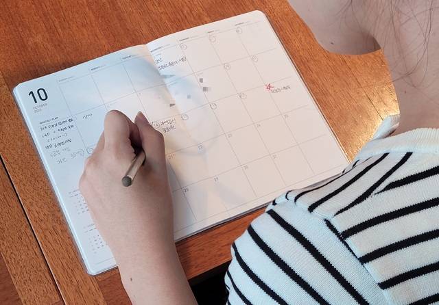 6년 간 방 안에 갇혀 은둔 생활을 이어오던 권명훈(가명)씨가 지역 센터로부터 도움을 받아 자립을 꿈꾸고 있다. 권 씨가 일기장에 취업 준비를 위한 자격증 취득 계획과 지인과의 모임 일정을 적고 있다. 문채연 기자