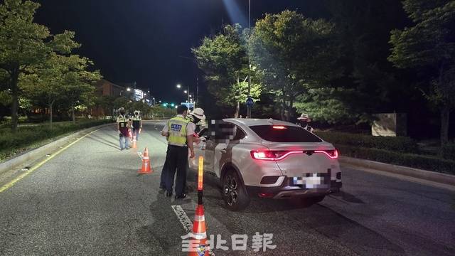 17일 전주시 완산구에서 음주 단속을 진행 중인 경찰들. 김문경 기자