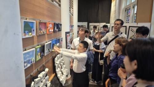 타이베이교육대학부설 시범초등학교(臺北教育大學附設實驗國民小學)의 전교어린이회장 학생이 학생들의 작품전시회에 참가한 연수단에게 작품에 대해 설명하고 있다.