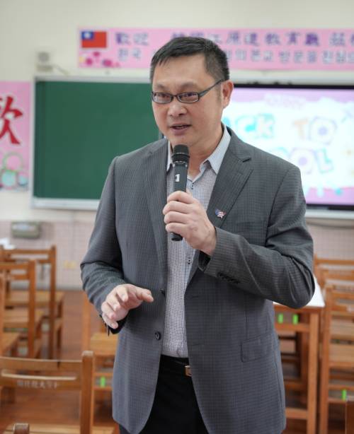 타이베이교육대학부설 시범초등학교(臺北教育大學附設實驗國民小學)의 주진지에 교장이 학교 특색 및 교육과정에 대해 설명하고 있다.