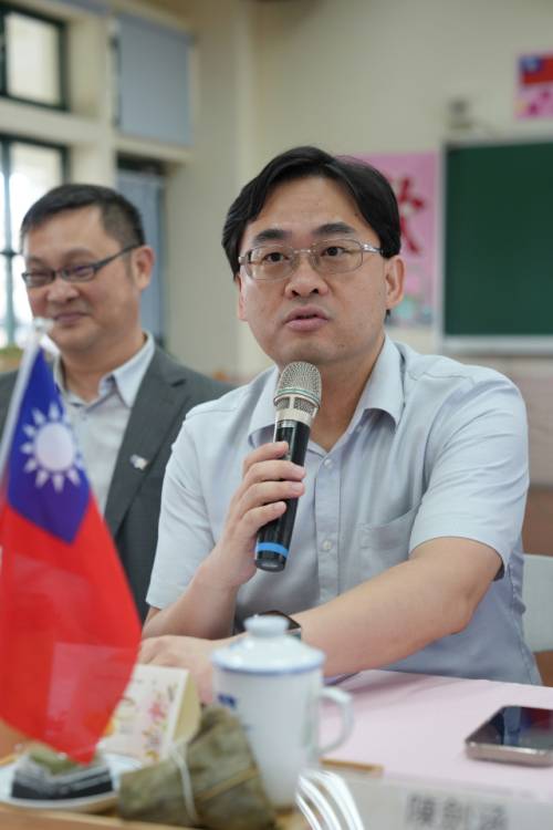 타이베이교육대학의 첸지안한교수가 부설 시범초등학교를 방문한 연수단을 환영하는 인사말을 하고 있다.