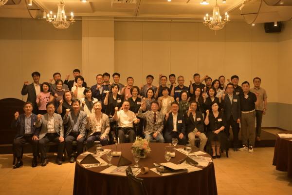 경남매일 CEO아카데미 원우들이 강의가 끝난 후 기념촬영을 하고 있다.