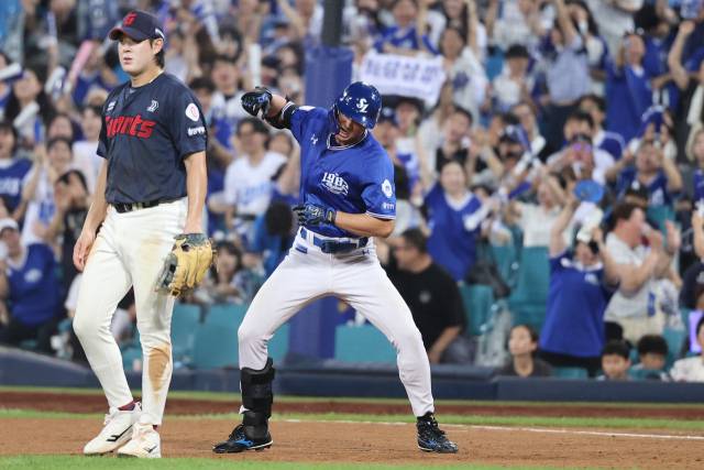 삼성 라이온즈의 구자욱이 16일 대구에서 열린 롯데 자이언츠와의 경기 6회말 동점을 만드는 1타점 적시타를 친 뒤 1루에서 포효하고 있다. 삼성 제공