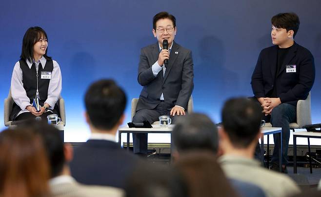 이재명 대통령이 17일 경기도 성남시 스타트업 스퀘어에서 열린 청년 스타트업 상상콘서트에서 발언하고 있다. /연합뉴스