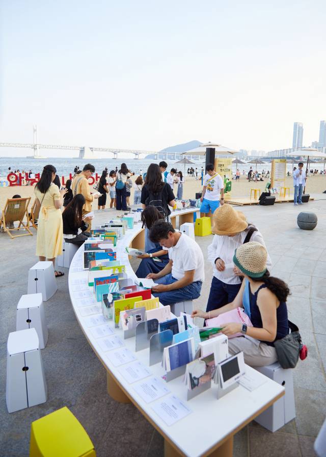 지난해 열린 ‘광안리 해변 도서전’ 모습. 부산출판문화산업협회 제공