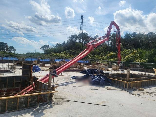 17일 오후 1시께 부산 기장군의 한 공장 공사 현장에서 콘크리트 타설 작업에 투입된 펌프카의 붐대가 떨어지면서 60대 노동자가 숨졌다. 부산경찰청 제공