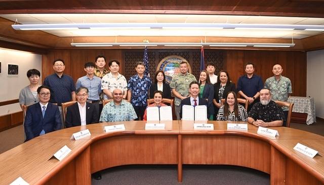 ▲ 구미시-괌 정부 MOU 체결 앞쪽 왼쪽부터 윤상훈 구미시체육회장 ,김천영 주하갓냐출장소장, 죠슈아 테노리오 괌 부지사, 루 레온 게레로 괌 지사, 김장호 구미시장 , 티나 로즈 뮤나 반스 괌의회 의원, 클린턴 리드겔 괌 지사 부비서실장 과 관계자들이 협약을 맺고 단체 기념촬영하고있다. 구미시