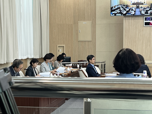 17일 오전 10시 펼쳐진 동구의회 제346회 임시회 2차 본의회에 윤석준 동구청장 대신 정의관 부구청장이 대리 출석했다. 김정원 기자
