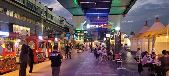 코로나19 사태 이후 칠성야시장을 찾는 방문객이 해마다 줄고 있다. 사진은 지난 15일 오후 야시장 개장과 함께 시민들의 발걸음이 드문드문 이어진 모습. 권영진 기자