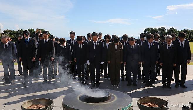 더불어민주당이 17일 제주4.3평화공원을 참배하는 등 제주에서 현장최고위원회의를 열어 각종 현안에 대해 언급했다. ⓒ제주의소리