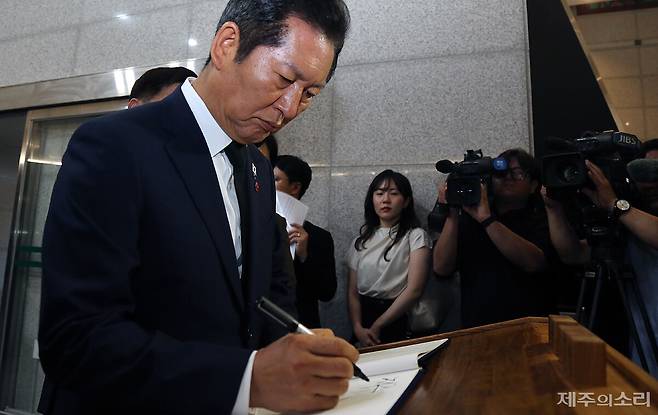 더불어민주당이 17일 제주4.3평화공원을 참배하는 등 제주에서 현장최고위원회의를 열어 각종 현안에 대해 언급했다. ⓒ제주의소리