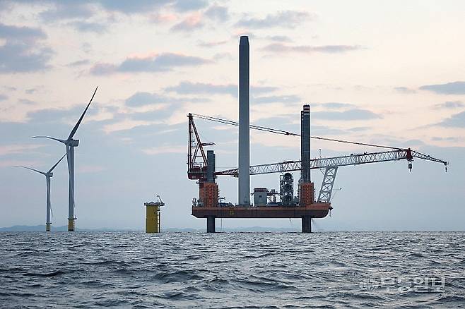 전남도는 지난 27일 제313차 산업부 전기위원회 발전사업 심의 결과 전남 서해안 해상풍력 7개 사업 2.6GW 규모의 해상풍력 발전사업 허가를 받았다고 밝혔다. 사진은 설치 중인 신안 자은도 해상풍력 발전기.