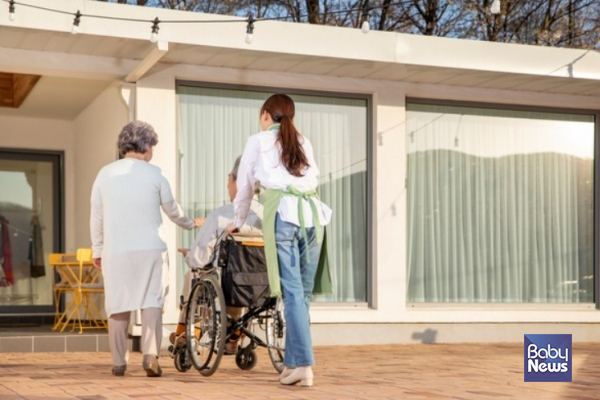 2040년까지 서울시 내 아동·청소년 수는 지금의 3/4 수준으로 감소하는 반면, 65세 이상 노인 수는 1.5배 증가할 것으로 보인다. ⓒ베이비뉴스