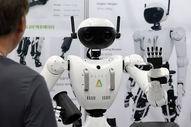 지난 3일 서울 강서구 코엑스 마곡에서 열린 제1회 산업 인공지능(AI) 엑스포에서 4세대 휴머노이드 로봇 앨리스가 방문객들과 인사하고 있다. (사진=연합뉴스)