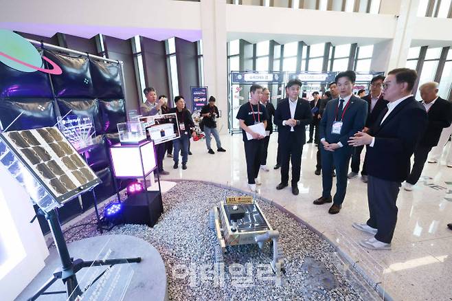 (앞줄 오른쪽부터)정수헌 LG사이언스파크 대표, 노용석 중소벤처기업부 차관, 조남석 무인탐사연구소 대표가 LG의 카메라 모듈, 배터리 셀, 통신 모듈용 안테나가 탑재된 무인탐사연구소의 달 탐사 로버를 살펴보고 있다. (사진=LG)