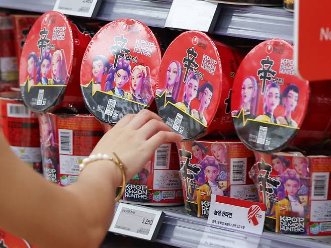 지난 3일 서울 시내의 한 대형마트에 진열된 케이팝 데몬 헌터스와 협업한 농심의 컵라면 제품. (사진=연합뉴스)