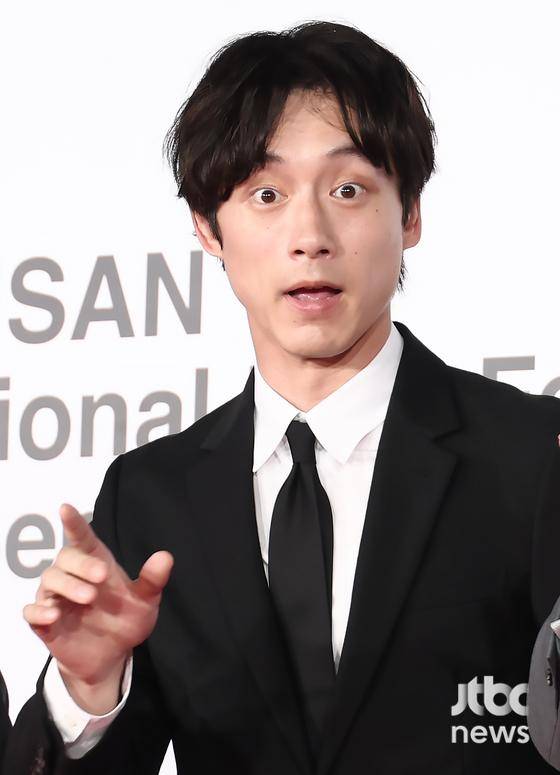 17일 오후 부산 해운대구 우동 영화의 전당에서 30회 부산국제영화제(BIFF) 개막식이 열렸다. 배우 사카구치 켄타로가 포즈를 취하고 있다. 부산=박세완 엔터뉴스팀 기자 park.sewan@jtbc.co.kr