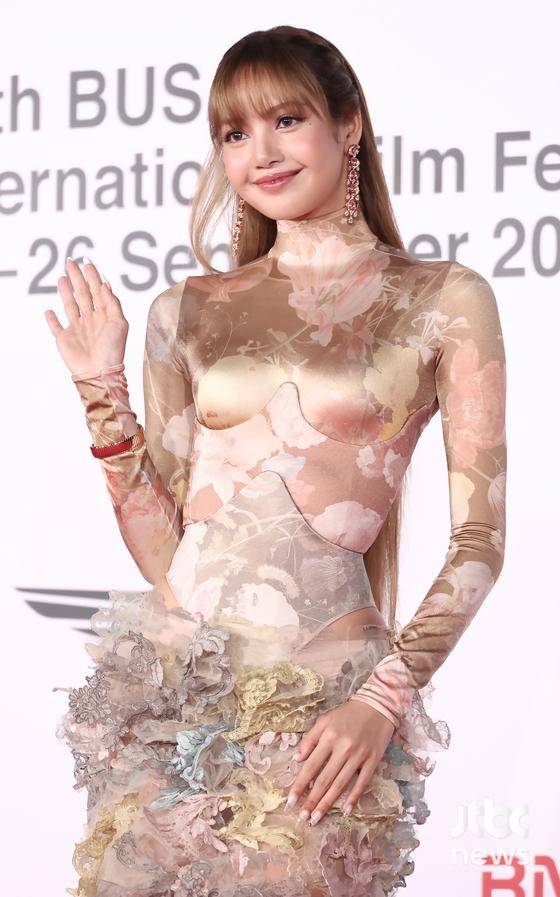 17일 오후 부산 해운대구 우동 영화의 전당에서 30회 부산국제영화제(BIFF) 개막식이 열렸다. 그룹 블랙핑크 리사가 참석해 포즈를 취하고 있다. 부산=박세완 엔터뉴스팀 기자 park.sewan@jtbc.co.kr