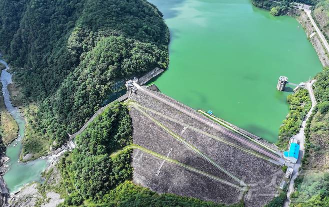 지난 10일 강원 평창군 대관령면 도암댐에 초록빛 물이 차 있다. 환경부와 강릉시가 가뭄 해소를 위해 도암댐 물을 비상 방류해 한시적으로 생활용수로 쓰기로 했다. 오는 20일 전후 시험 방류를 시작하며, 수질 이상 시 즉시 중단한다. 수질검증위원회와 정수 처리 과정을 통해 안전성을 확인하고 하루 1만 톤 원수를 확보할 계획이다. (뉴스1 DB) ⓒ News1 김진환 기자