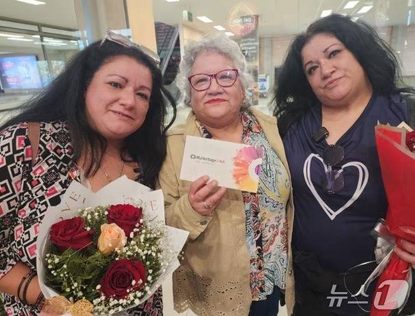 마리아 베로니카 소토가 칠레 콘셉시온 공항에서 두 딸과 재회했다. (노스부스카모스 제공)